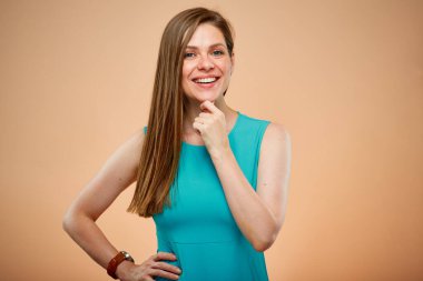 Gülümseyen akıllı kadın sarı kahverengi arka planda izole edilmiş portre.