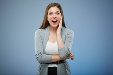 Şaşırtıcı kadın izole edilmiş portre. Mavi stüdyo arka planı.