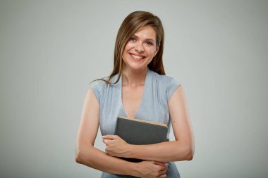 Kitaplı mutlu ve genç öğretmen ya da kadın iş adamı. Öğrenci kızın izole edilmiş portresi.