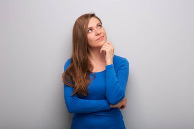 Mutlu bir kadının yukarı baktığını hayal etmek. İzole edilmiş kadın portresi.