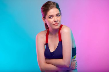 Karın ağrısı ve sindirim bozukluğu olan bir kadın. Neon çok renkli arkaplanda izole edilmiş kadın fitness portresi.