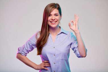 Gülümseyen iş kadını en iyi ya da en iyi izole portreyi yapıyor. Renk filtresiyle fotoğraf.