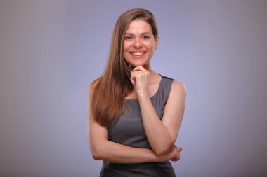 Gülümseyen iş kadını çenesine, öğretmenine ya da yetişkin öğrencisine dokunuyor..