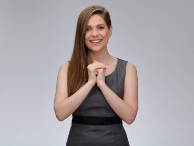 Gülümseyen kadın ellerini göğsüne kadar kavuşturdu izole edilmiş kadın portresi.