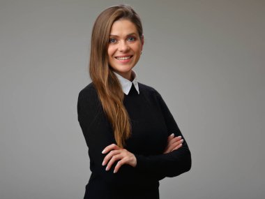 Gülümseyen mutlu öğretmen ya da siyah elbiseli öğrenci kadın kolları çapraz duran, izole edilmiş kadın portresi.