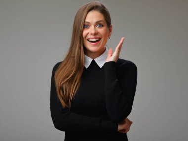 Beyaz yakalı, siyah takım elbiseli, izole edilmiş kadın portresi..