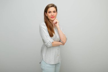 Düşünen kadın izole edilmiş portre, pantolon giymiş genç bayan ve gri gömlek.
