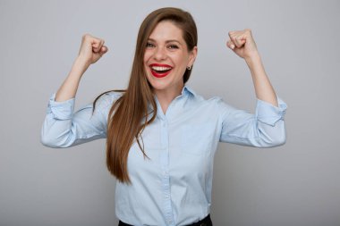 Kadın gücü kavramı, gülümseyen iş kadınının kollarını bükmesi, izole edilmiş kadın portresi..