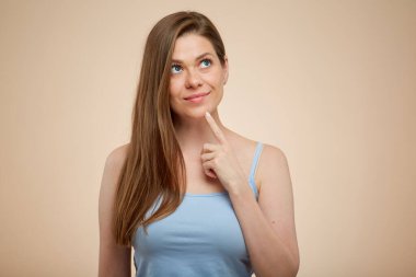 Mavi elbiseli kadın bej üzerine izole edilmiş kadın portresi..