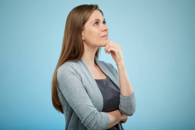 Ciddi düşünen bir kadın izole edilmiş bir portreye bakıyor..