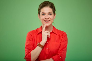 Yeşil arka planda izole edilmiş kadın portresi..