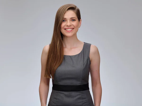 笑顔ビジネス女性でグレービジネスDresポーズで手ダウン上の隔離された灰色の背景 — ストック写真