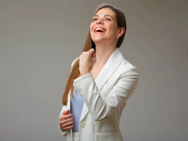 Beyaz Takım Elbiseli Mutlu Kadın Stüdyo Portresi Gri Arka Planda — Stok fotoğraf