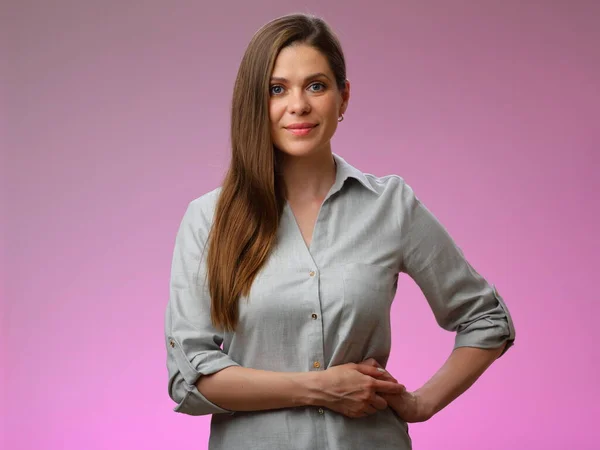 Mujer Feliz Sonriente Camisa Gris Mantiene Las Manos Cadera Retrato —  Fotos de Stock