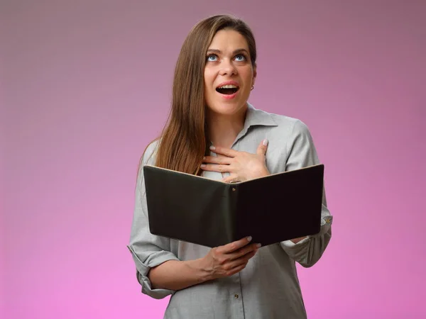 Mujer Profesora Emocional Camisa Gris Sosteniendo Libro Abierto Retrato Aislado — Foto de Stock