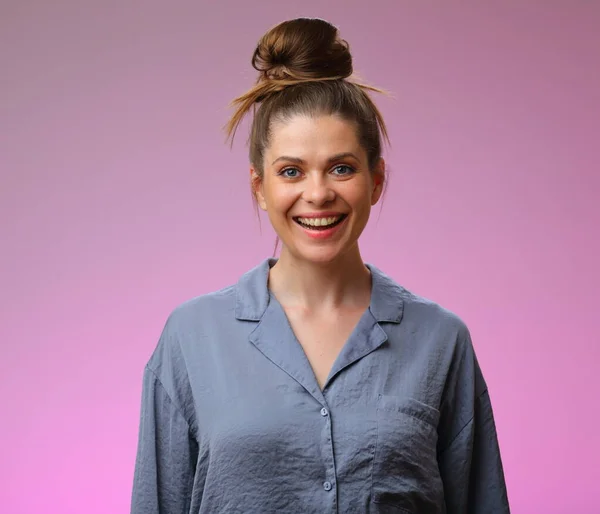 Mujer Sonriente Pijama Aislada Sobre Fondo Rosa Retrato Femenino —  Fotos de Stock