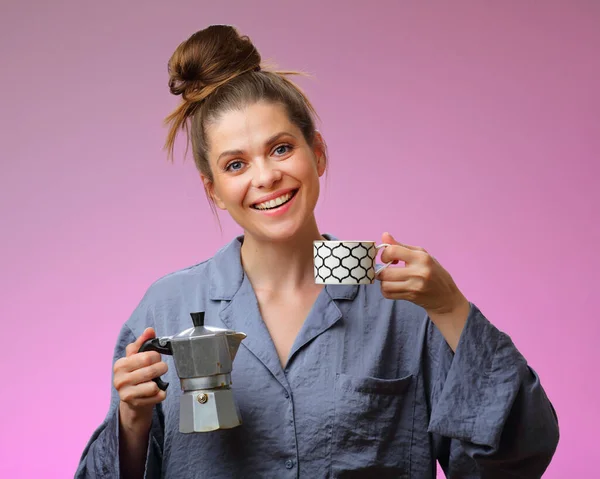 Mujer Sonriente Pijama Vestida Bebiendo Café Sosteniendo Cafetera Géiser Aislada —  Fotos de Stock