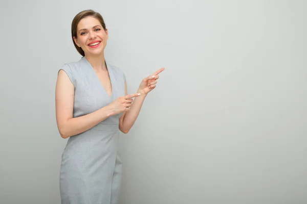 Feliz Sonriente Dedo Mujer Negocios Apuntando Espacio Copia Retrato Femenino — Foto de Stock