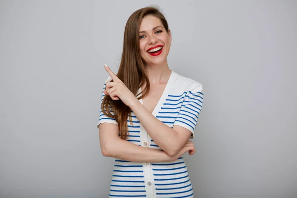 Mujer Sonriente Retrato Aislado Chica Vestido Blanco Apuntando Con Dedo —  Fotos de Stock