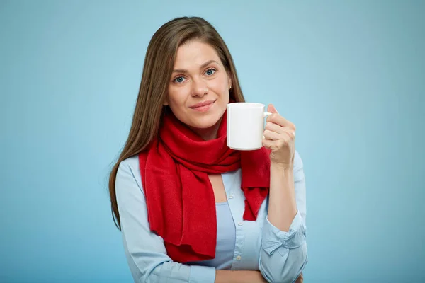 年轻女子拿着白杯喝茶或喝点什么 穿着红围巾的生病的女孩 孤立的女性肖像 — 图库照片