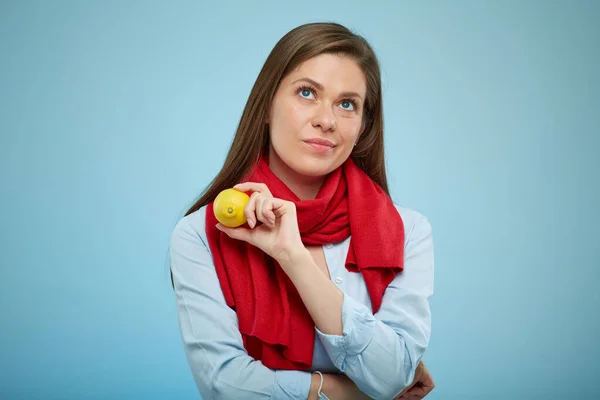 Krank Lächelnde Frau Rotem Schal Nachdenkend Und Aufblickend Zitrone Haltend — Stockfoto