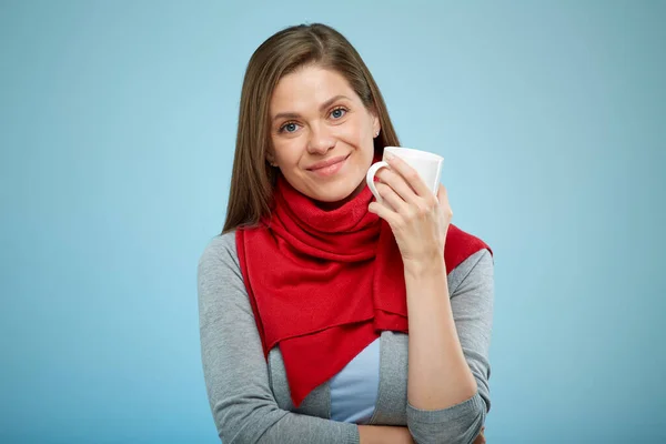 Mujer Sonriente Sosteniendo Taza Blanca Chica Enferma Pero Feliz Pañuelo — Foto de Stock