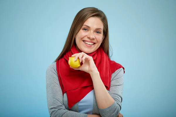 Mulher Com Cachecol Vermelho Segurando Limão Isolado Azul — Fotografia de Stock
