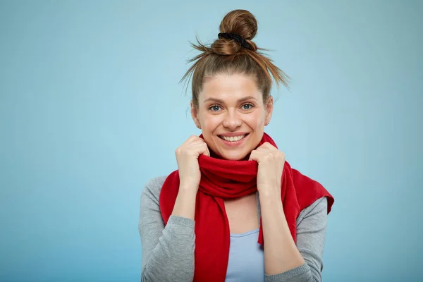 Femme Souriante Avec Écharpe Rouge Isolé Portrait Féminin — Photo