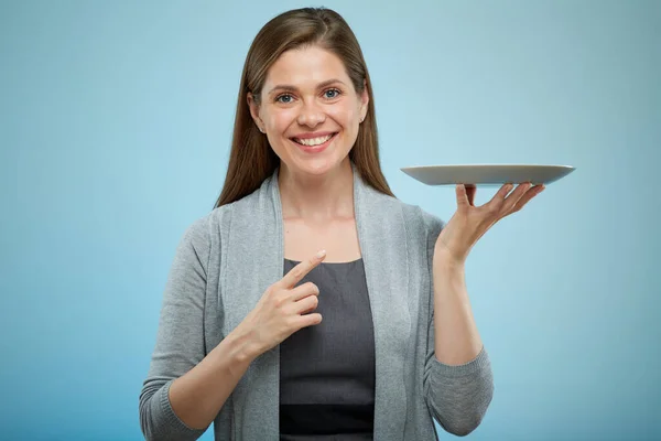 Leende Kvinna Som Håller Tom Tallrik Och Pekar Finger Isolerat — Stockfoto