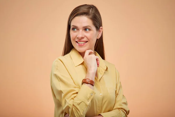 Usmívající Žena Ohlíží Přes Rameno Izolované Vyobrazení Žlutém Pozadí Studia — Stock fotografie