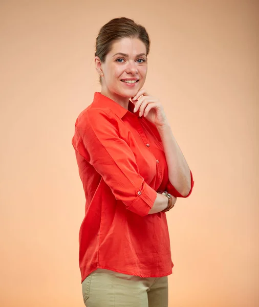 Glimlachende Jonge Denkende Dame Rood Shirt Geïsoleerd Portret Beige Achtergrond — Stockfoto