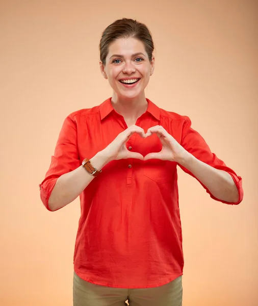 Улыбающаяся Юная Леди Красной Рубашке Делает Сердечный Жест Руками Изолированный — стоковое фото