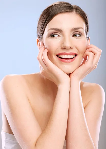 Rosto Sorridente Retrato Beleza Mulher Com Pele Natural Tocando Seu — Fotografia de Stock