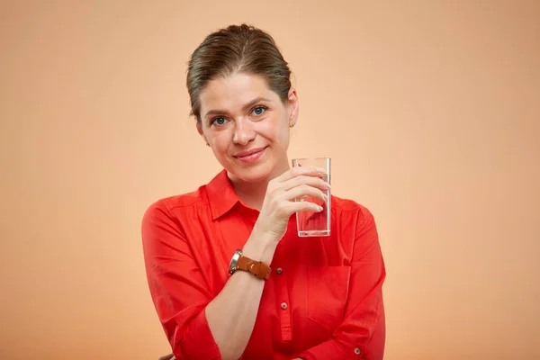 Glimlachende Jongedame Rood Shirt Met Waterglas Geïsoleerd Portret — Stockfoto