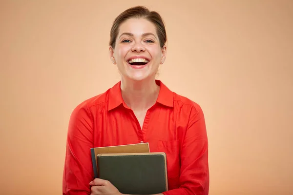 Insegnante Emotivo Ridente Studente Camicia Rossa Con Libro Ritratto Isolato — Foto Stock