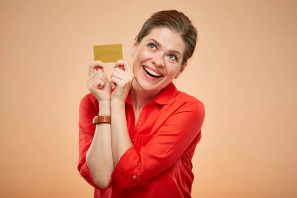 Riéndose Feliz Dama Rojo Camisa Celebración Oro Tarjeta Crédito Buscando — Foto de Stock
