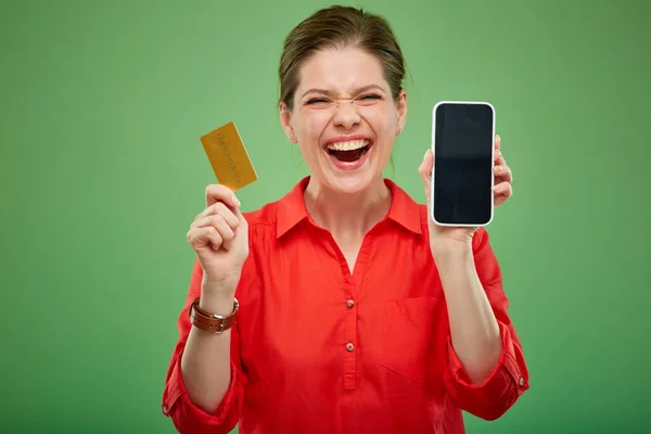 Emocionální Šťastná Žena Červené Košili Držící Kreditní Kartu Smartphone Izolované — Stock fotografie