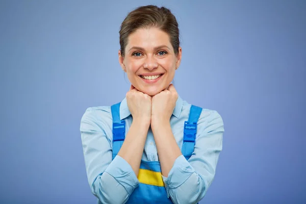 Vrouw Blauwe Overall Leunend Haar Handen Geïsoleerd Vrouwelijk Portret — Stockfoto
