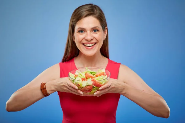 Jovem Senhora Sorridente Vestido Vermelho Segurando Tigela Salada Isolado Retrato — Fotografia de Stock
