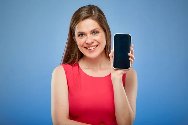 Kırmızı Elbiseli Gülümseyen Kadın Elinde Büyük Ekranlı Akıllı Telefon Tutuyor — Stok fotoğraf