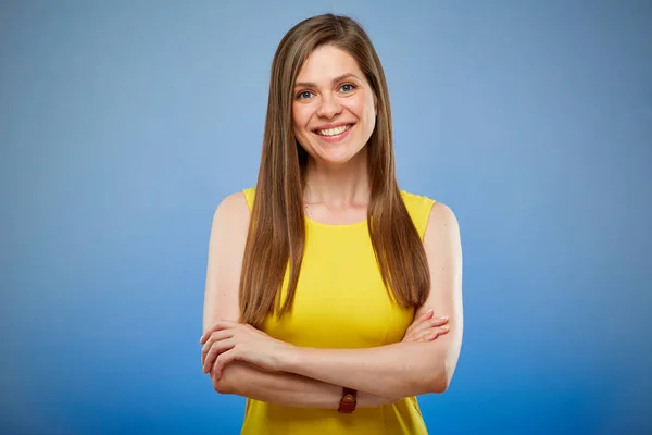 黄色のカジュアルなドレスで若い笑顔の女性 青い背景の孤立した女性の肖像画 — ストック写真