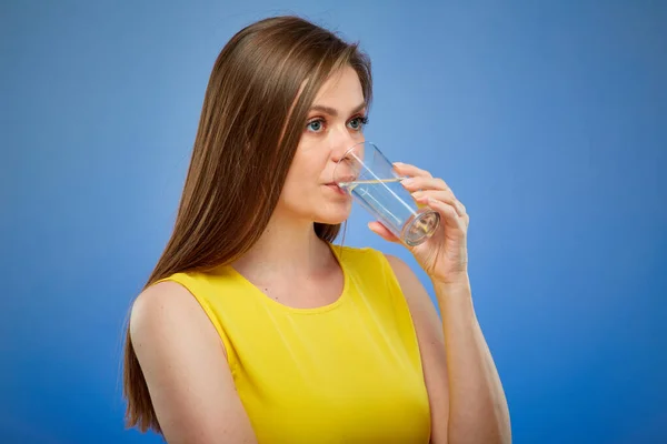 Donna Che Beve Acqua Dal Vetro Ritratto Femminile Isolato Sfondo — Foto Stock