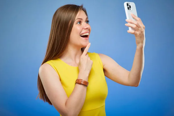 Mulher Feliz Sorrindo Usando Smartphone Retrato Feminino Isolado Sobre Fundo — Fotografia de Stock