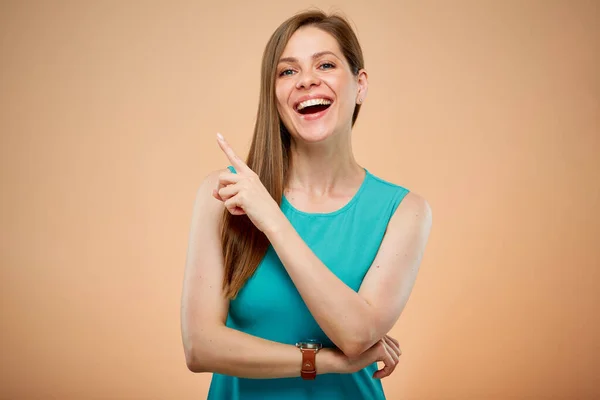 Mulher Sorridente Apontando Dedo Para Cima Espaço Cópia Retrato Isolado — Fotografia de Stock