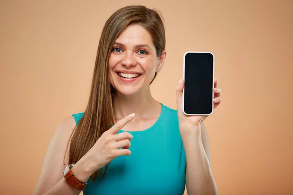Kvinna Porträtt Ung Dam Grön Azure Klänning Visar Smartphone Display — Stockfoto