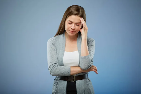 Een Vrouw Met Hoofdpijn Die Haar Hand Aanraakt Geïsoleerd Portret — Stockfoto