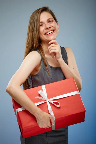 Mulher Feliz Vestido Negócios Segurando Caixa Presente Vermelho Isolado Feminino — Fotografia de Stock