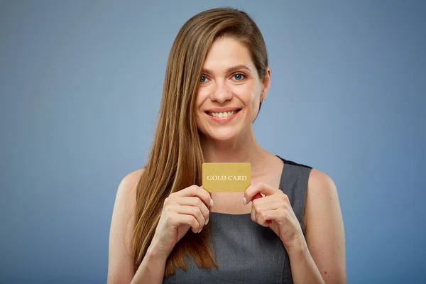 Mujer Sonriente Sosteniendo Tarjeta Crédito Oro Retrato Aislado —  Fotos de Stock