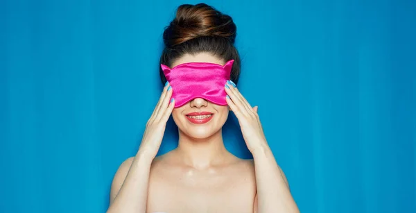 Woman Bare Shoulders Touching Her Sleep Mask Two Hands Bun — Stock Photo, Image