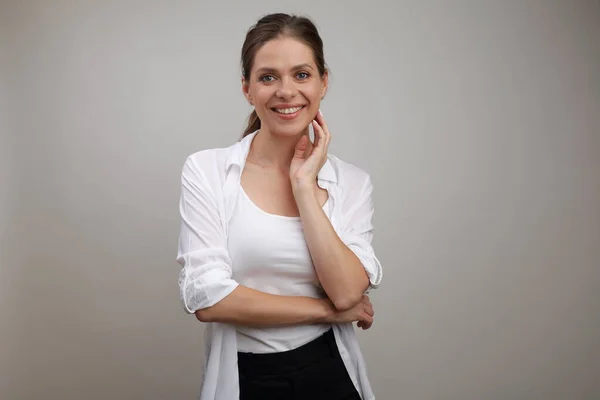 Mulher Sorridente Camisa Branca Toca Seu Queixo Retrato Estúdio Isolado — Fotografia de Stock